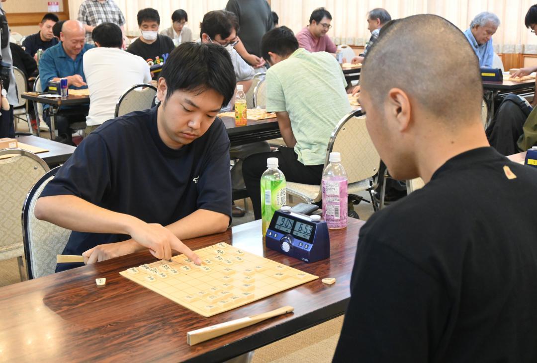 初優勝を飾った上村友大さん(左)=ひたちなか市東石川
