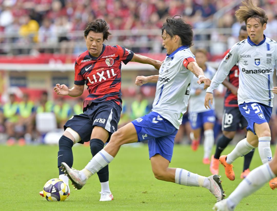 鹿島-G大阪　前半14分、シュートを阻まれる鹿島・濃野(左)=メルカリスタジアム
