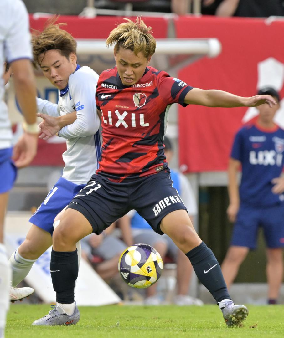 鹿島－Ｇ大阪　後半４２分、相手と競り合う鹿島・荒木＝メルカリスタジアム