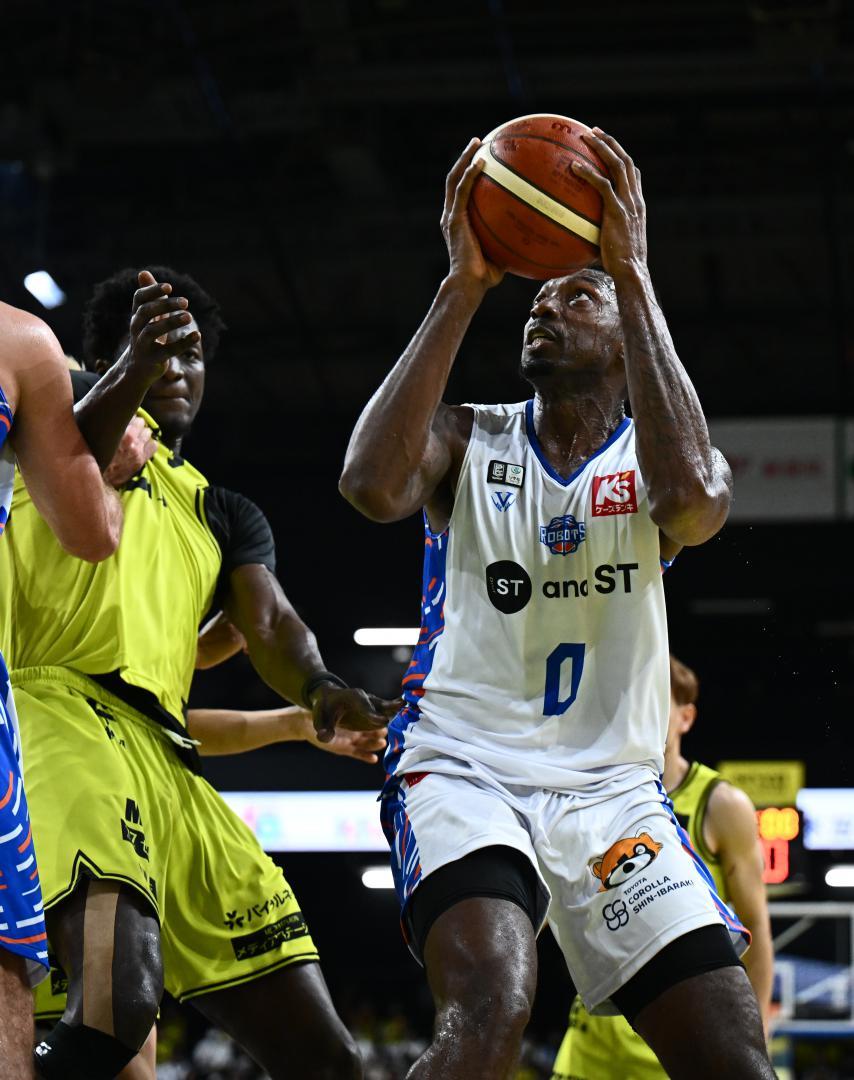 仙台－ロボッツ　第３クオーター、シュートを狙うロボッツのフランクス＝ゼビオアリーナ仙台（©Ｂ．ＬＥＡＧＵＥ）