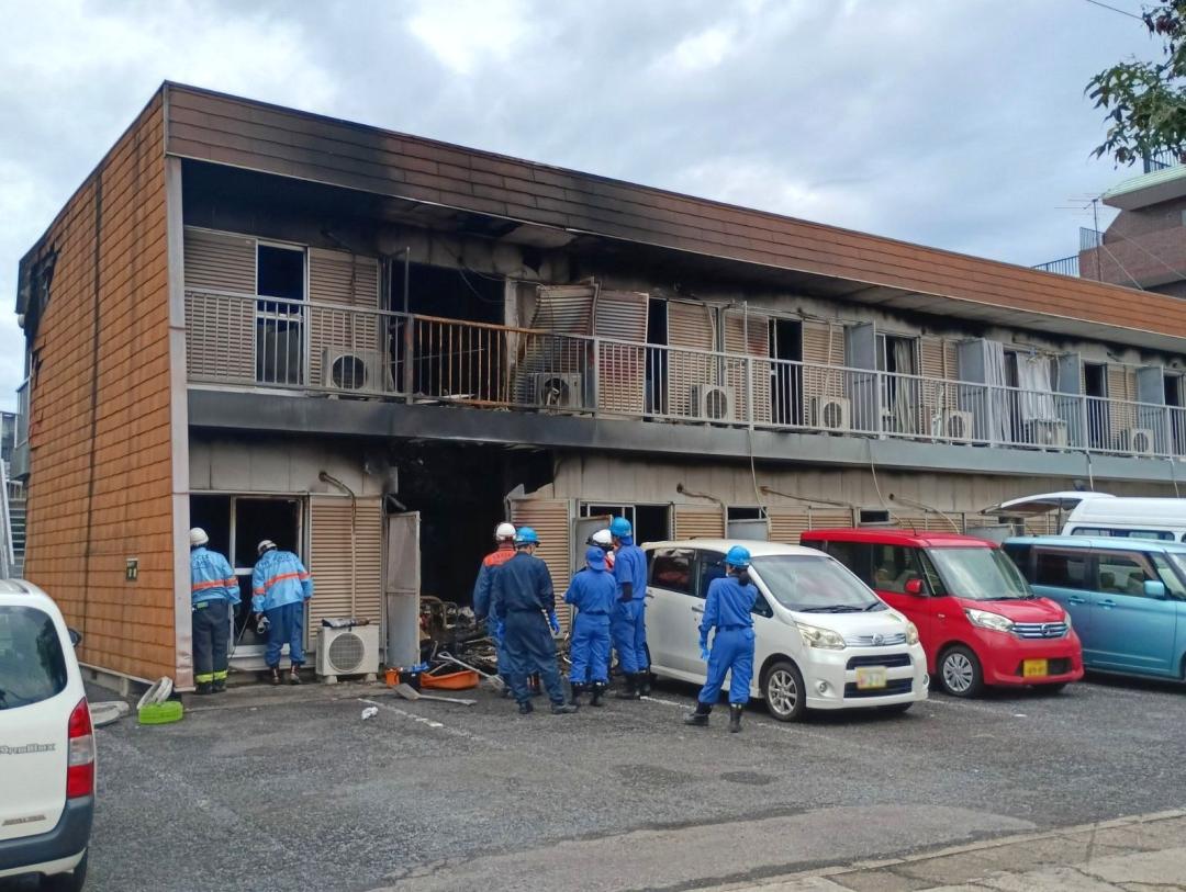 火災があった2階建てアパート=6日午前11時ごろ、つくば市二の宮(画像の一部を加工しています)