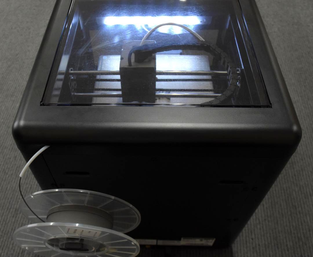 糸状の金属フィラメント(手前)から試作品を製作する3Dプリンター=水戸市浜田