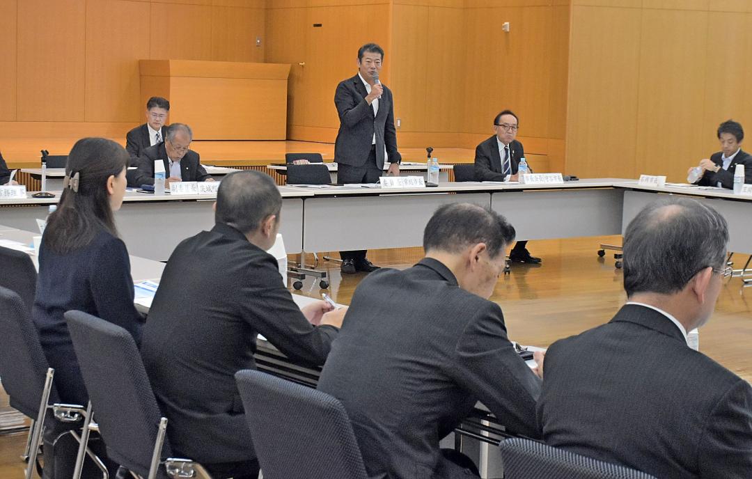 外国人共生を探る特別委員会であいさつする神達岳志委員長=水戸市笠原町