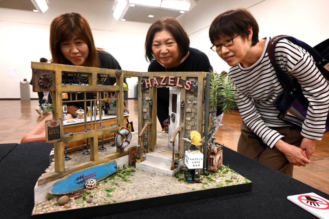 細部まで作り込まれたミニチュア・ドールハウスが並ぶ会場=つくば市吾妻

