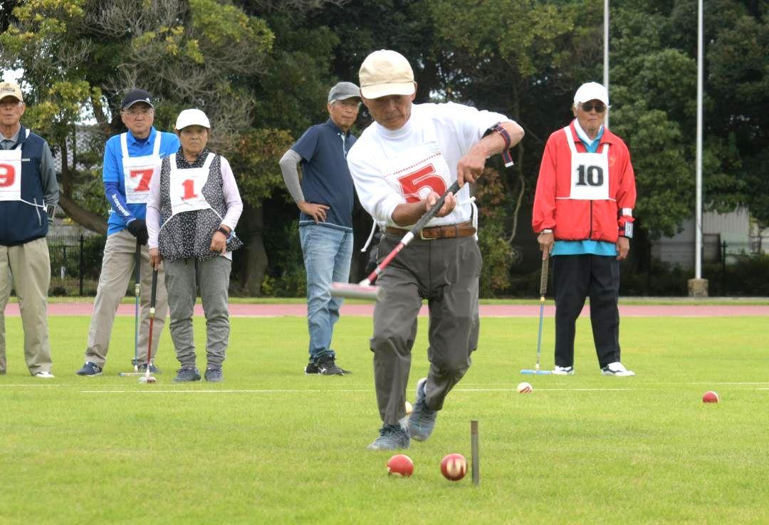いばらきねんりんスポーツ大会のゲートボールで熱戦を繰り広げる参加者たち=笠松運動公園補助陸上競技場
