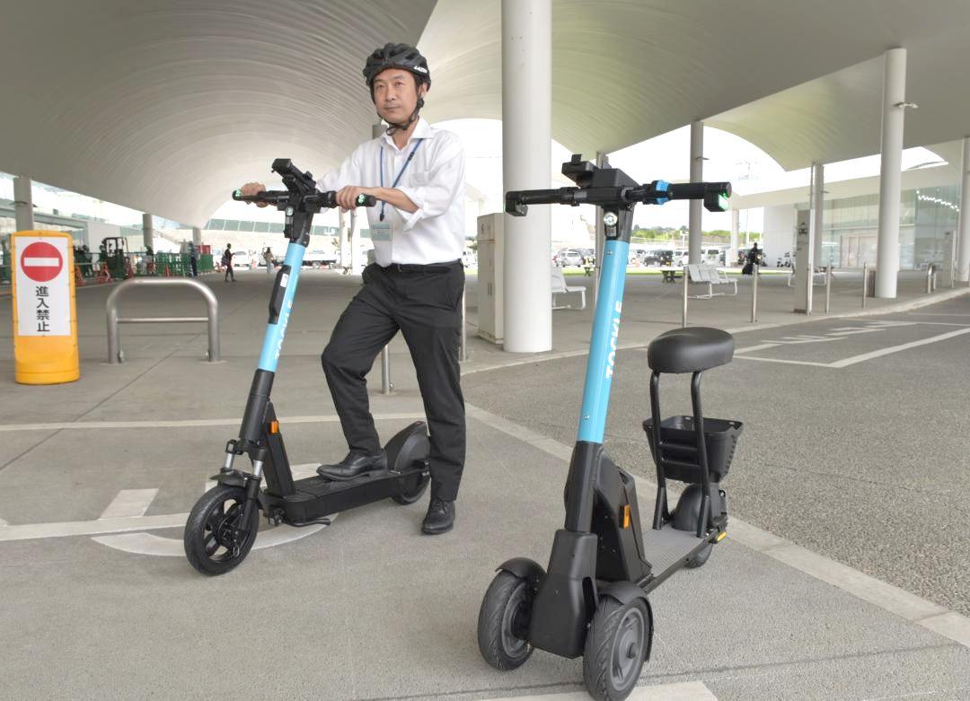 実証実験の一環で電動キックボードに乗る日立市職員=同市役所

