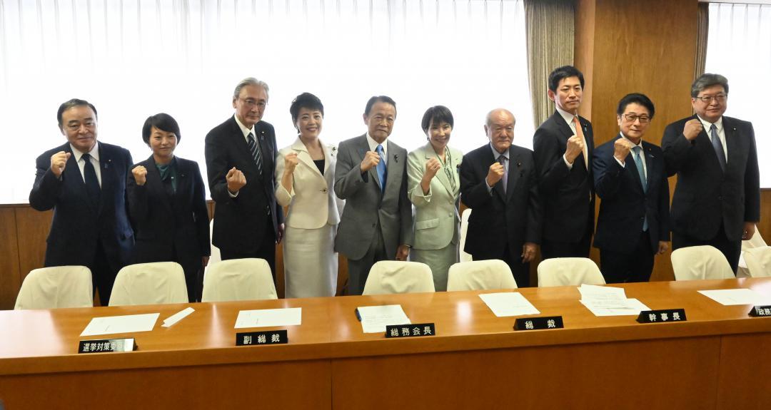 自民党の新執行部が発足し、撮影に応じる(左から)梶山弘志国対委員長、鈴木貴子広報本部長、古屋圭司選対委員長、有村治子総務会長、麻生太郎副総裁、高市早苗総裁、鈴木俊一幹事長、小林鷹之政調会長、松山政司参院議員会長、萩生田光一幹事長代行=東京・永田町の党本部
