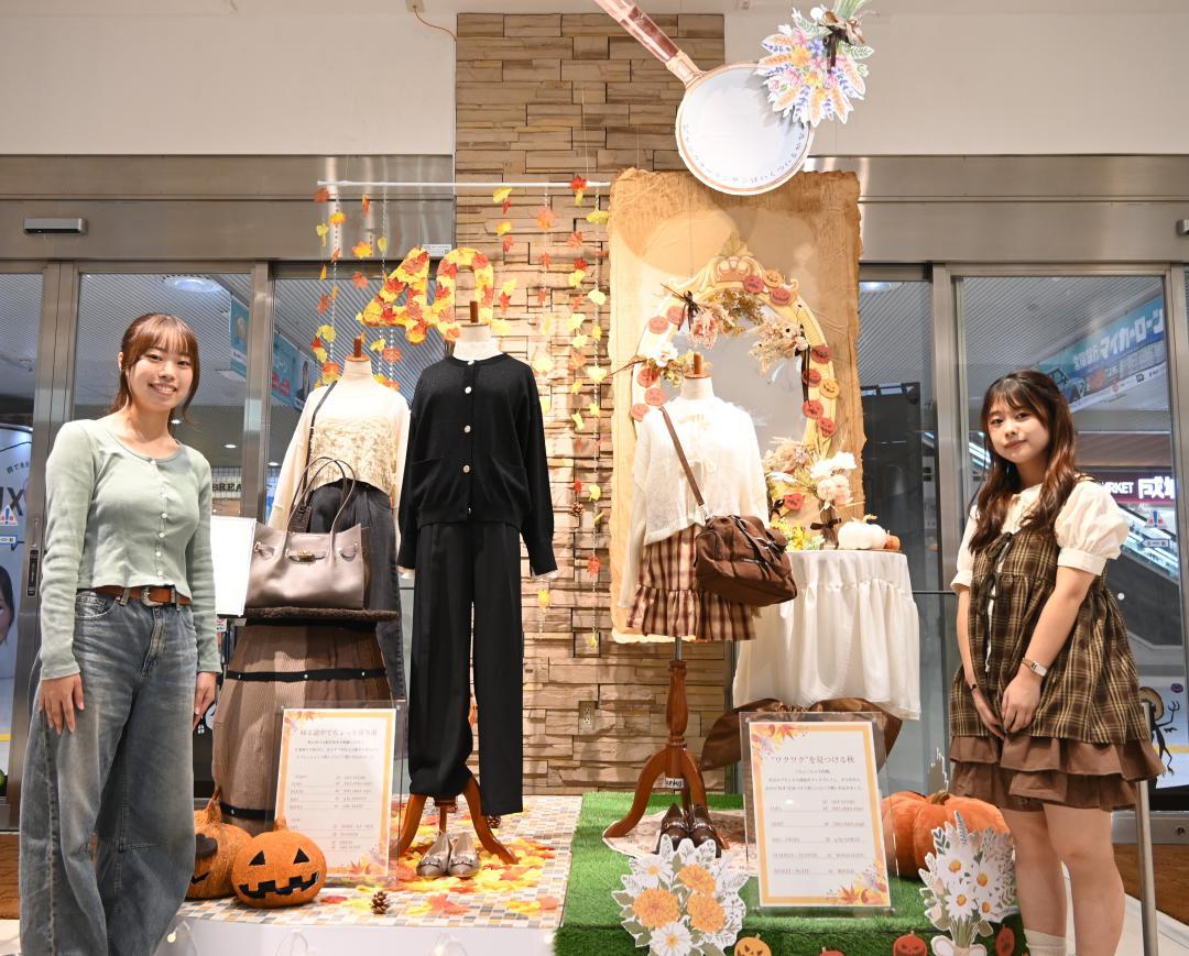 秋の装いをテーマにしたディスプレーを考案した滝田みのりさん(左)と安美咲さん=水戸市宮町の水戸エクセル本館
