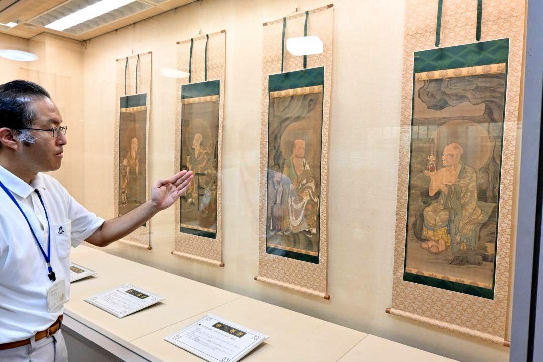 公開中の「絹本著色十六羅漢像」の複製画=龍ケ崎市馴馬町
