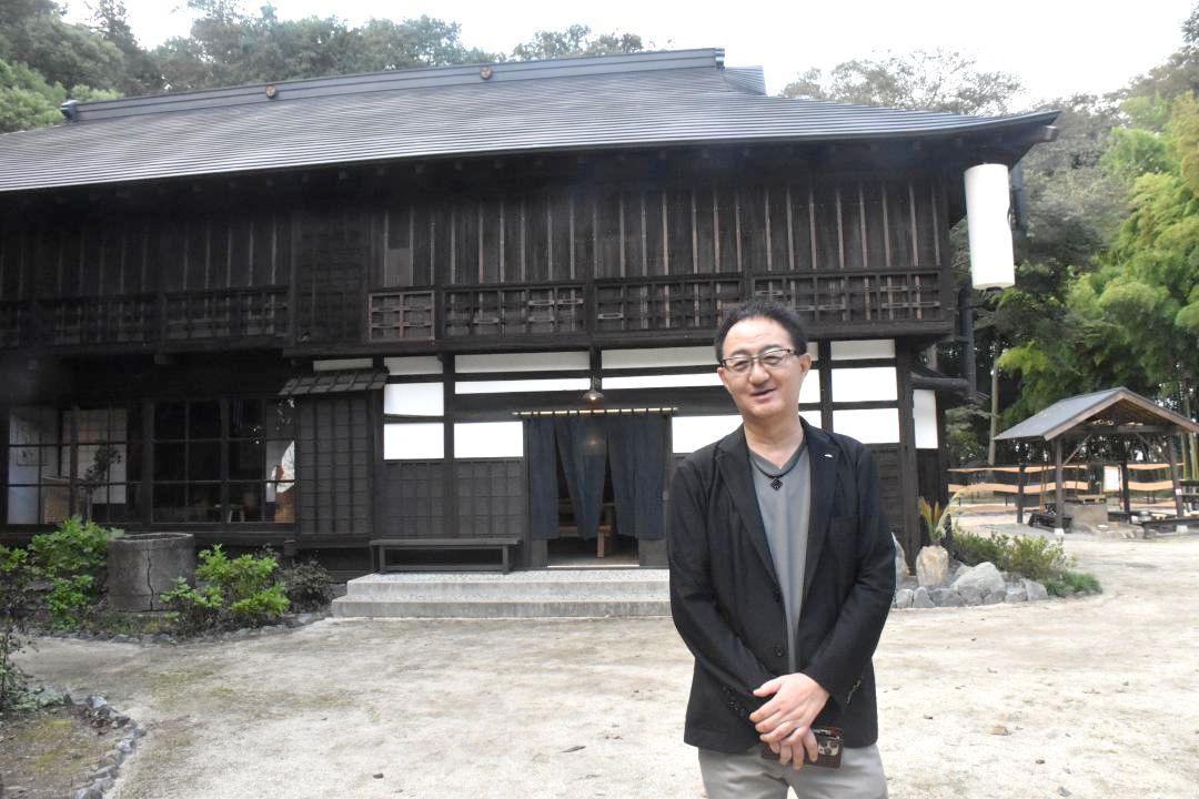 旧山川邸の前に立つ山中美登樹代表理事=古河市恩名
