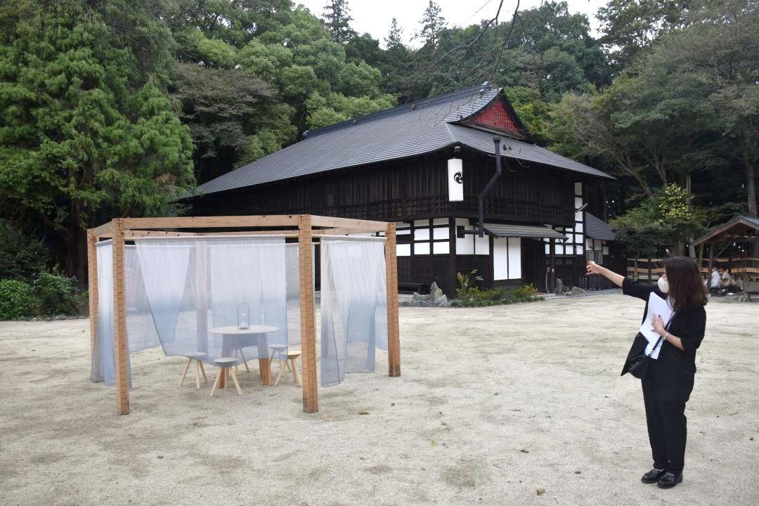 宿泊施設の庭に置かれた食卓