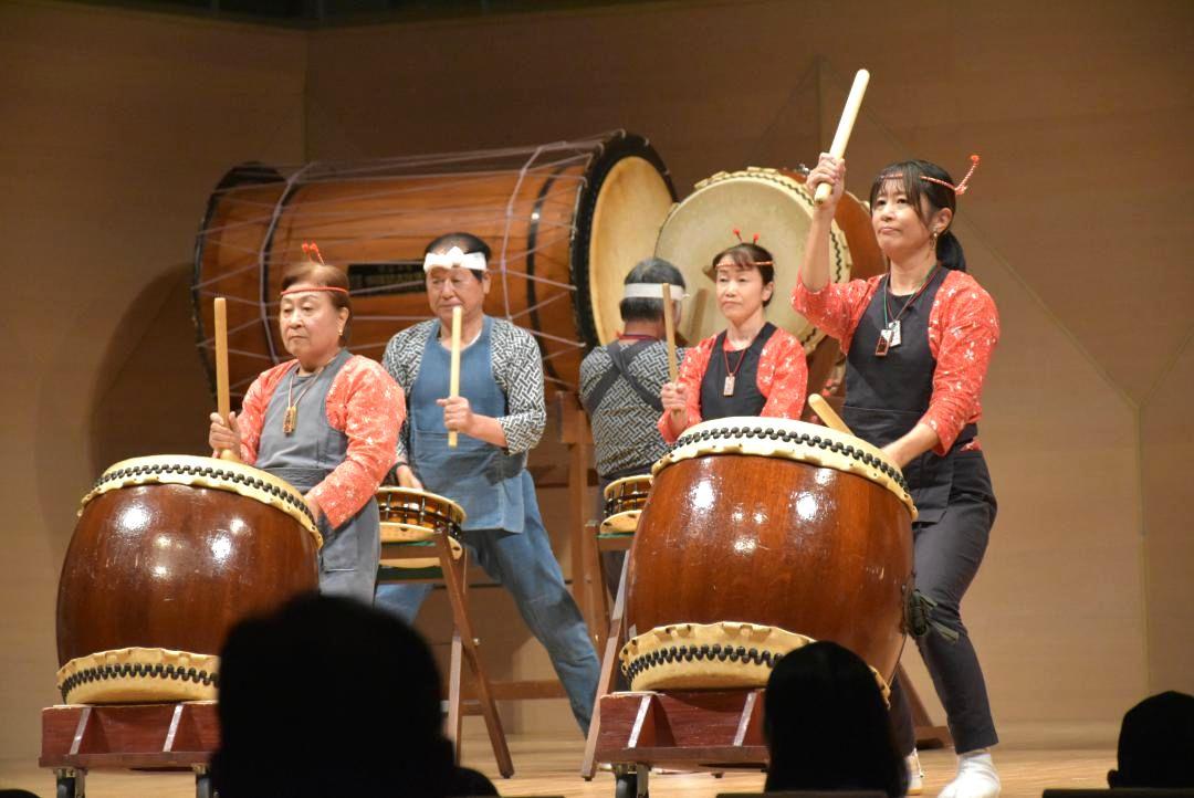 迫力ある演奏を繰り広げる日立太鼓連盟=日立市幸町

