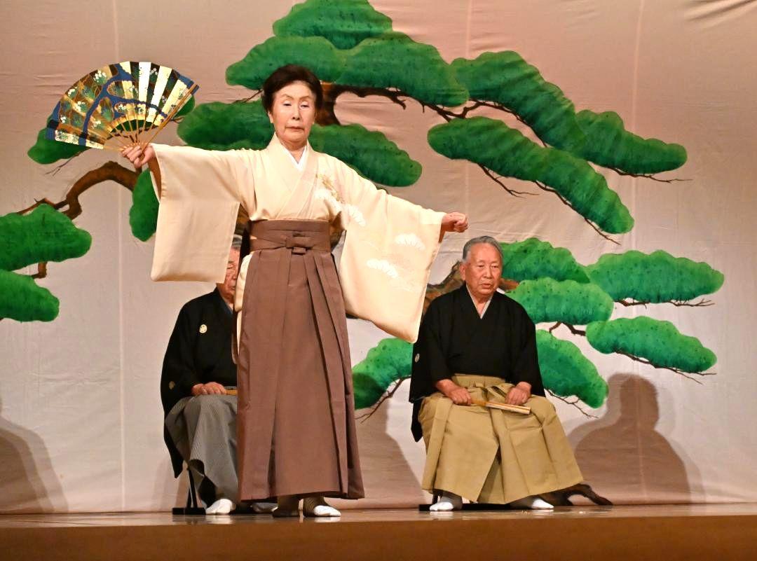 観世流による仕舞「玉髪」=ひたちなか市青葉町の市文化会館

