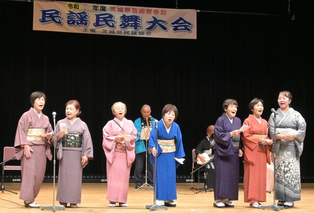 感情を込め、伸びやかな歌声を披露する参加者ら=那珂市古徳