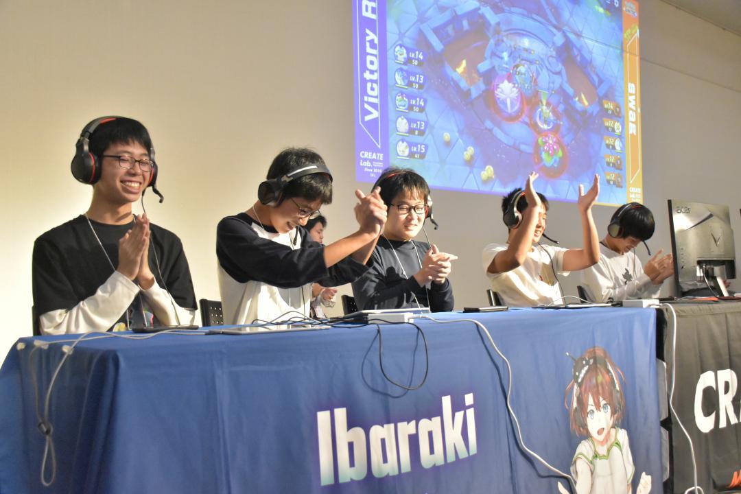 優勝が決まり、笑顔を見せるチーム「Victory　Road」のメンバー=水戸市内原
