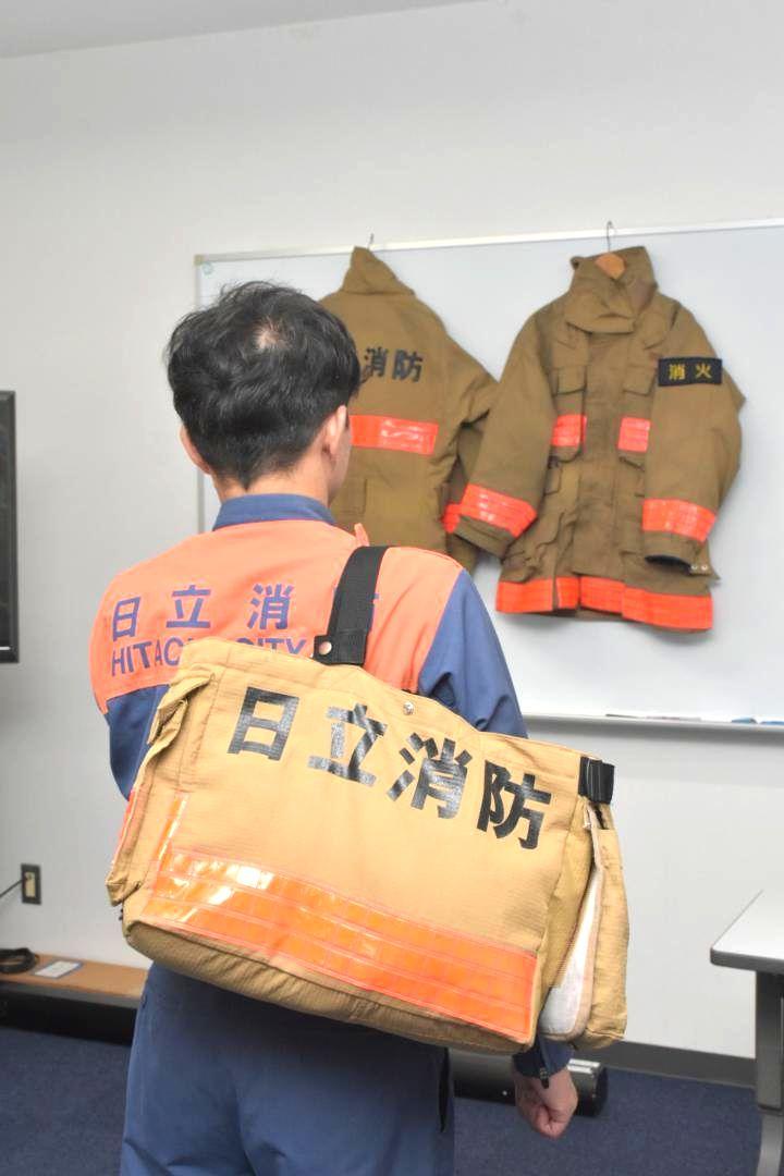 日立市消防本部が制服をアップサイクルして開発したバッグ。ふるさと納税にも活用する=同市神峰町