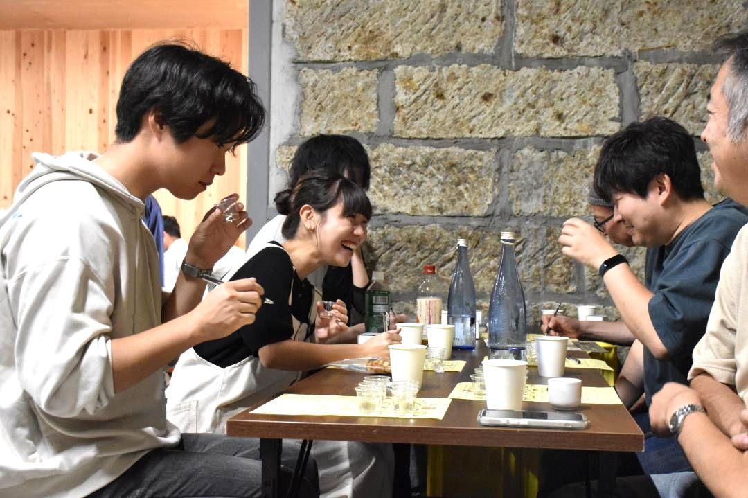 酒の香りや味を確かめる参加者=古河市本町
