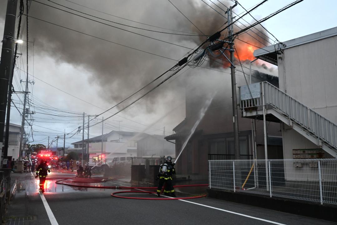 消火活動する消防隊員ら=土浦市田中町1丁目