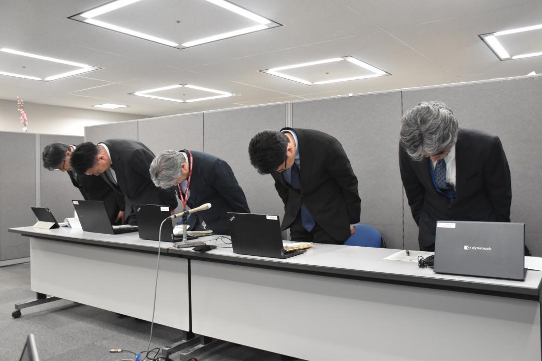 一部の教職員に対し、児童生徒へのわいせつ行為に関する処分歴を国のデータベースで確認していなかったことを発表し、記者会見で謝罪する県教育委員会の担当者ら=県庁