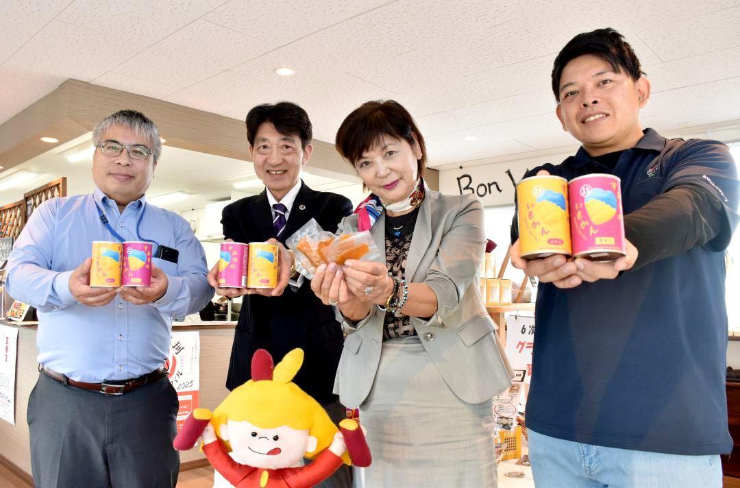 商品を手にする住谷まさ美社長(右から2人目)と関係者=那珂市菅谷