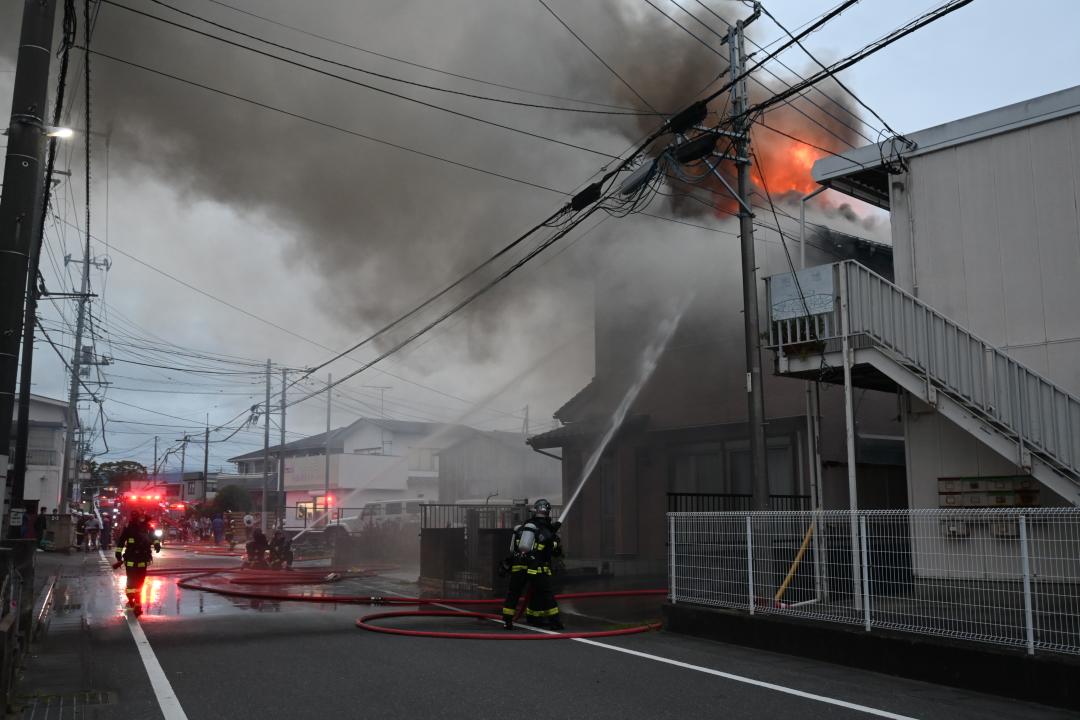 消火活動する消防隊員ら=14日、土浦市田中町1丁目