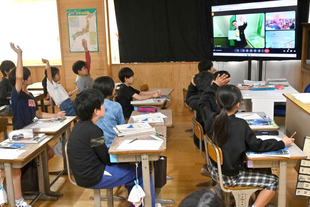 県立歴史館とオンラインでつないで行われた石川小の授業=水戸市石川

