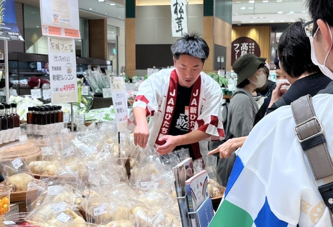 新宿高島屋に並んだ朝取れのマルタマ真レンコン=東京・渋谷(県提供)

