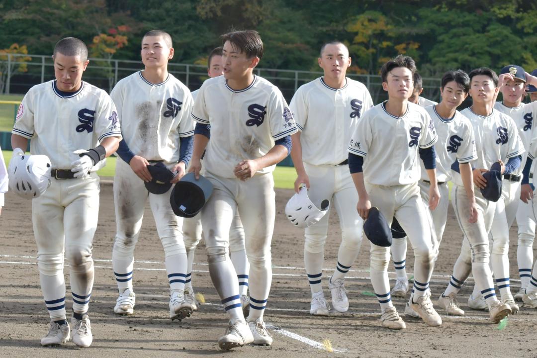 下妻一―浦和学院　浦和学院に敗れ、あいさつ後、ベンチに戻る下妻一の選手たち=富士北麓公園野球場