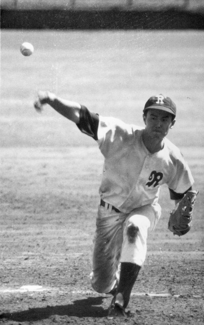 1975年夏の県大会で力投する関口一行さん(稲敷市歴史民俗資料館提供)
