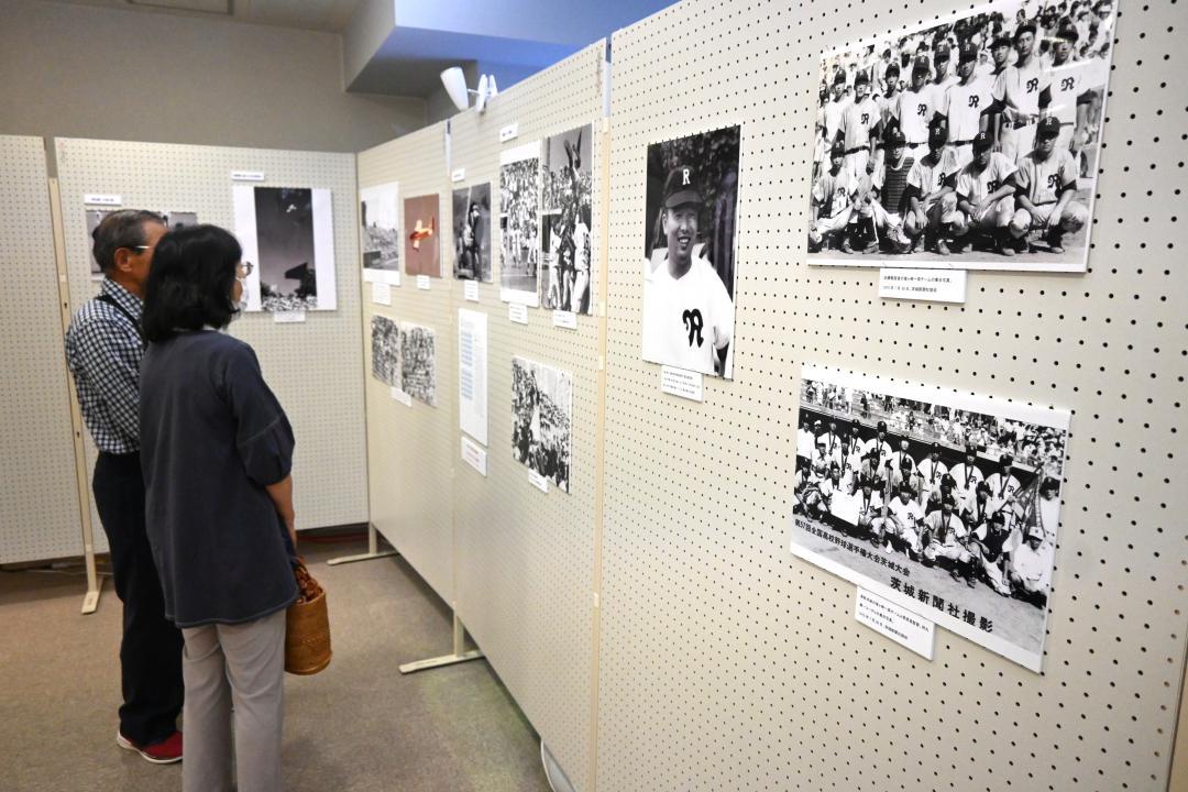県立竜ケ崎一高のエース、関口一行さんの半世紀前の活躍を振り返る特別展会場=稲敷市八千石