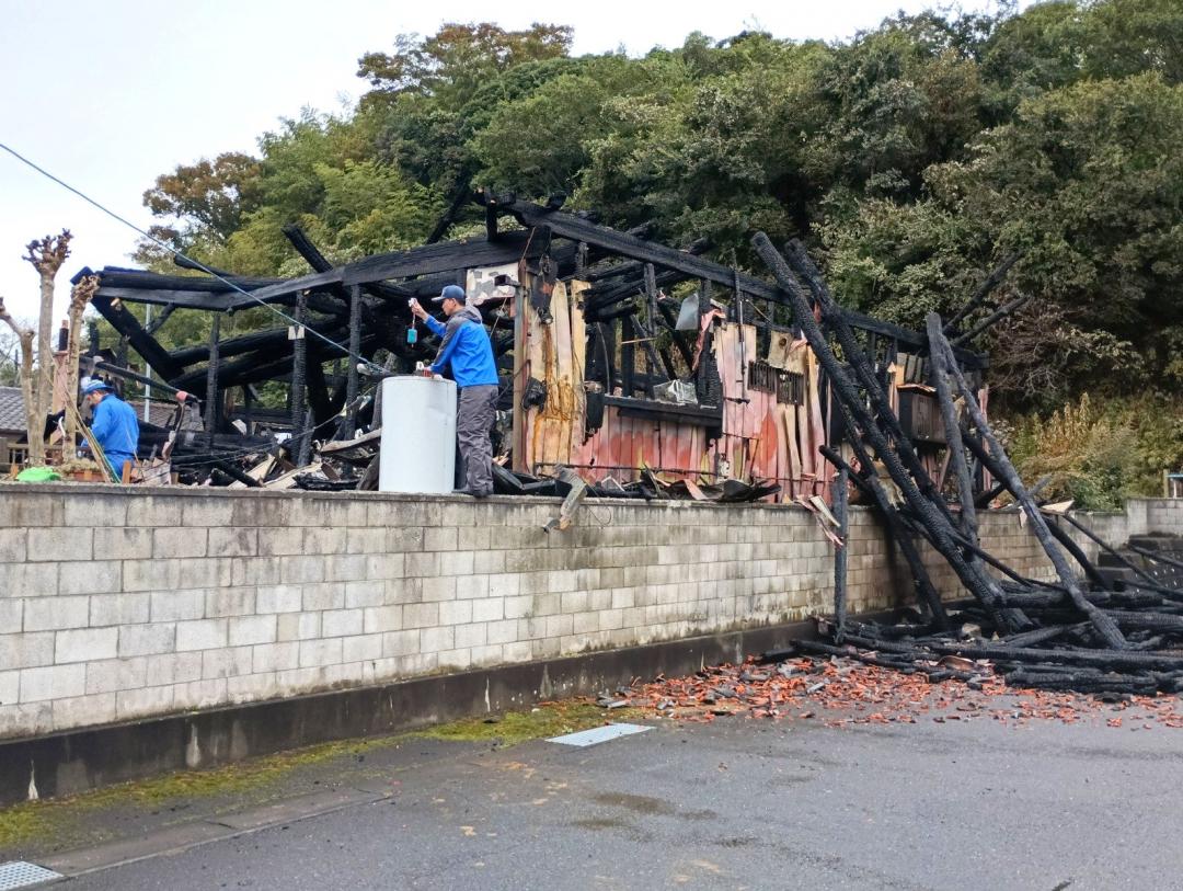 １人の遺体が見つかった住宅火災現場＝20日午前10時50分ごろ、稲敷市江戸崎