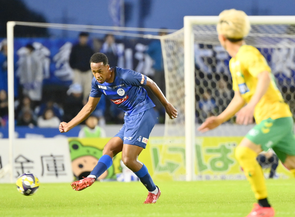 水戸-千葉 前半追加タイム、ボールをクリアする水戸・鷹啄(左)=ケーズデンキスタジアム水戸