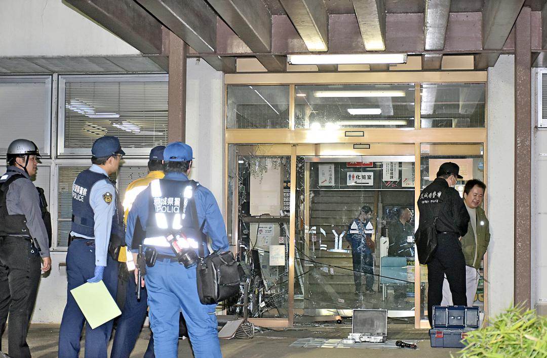 車両が突っ込みガラス戸などが損壊した桜川市役所岩瀬庁舎第１庁舎＝２０日午後１１時ごろ、同市岩瀬