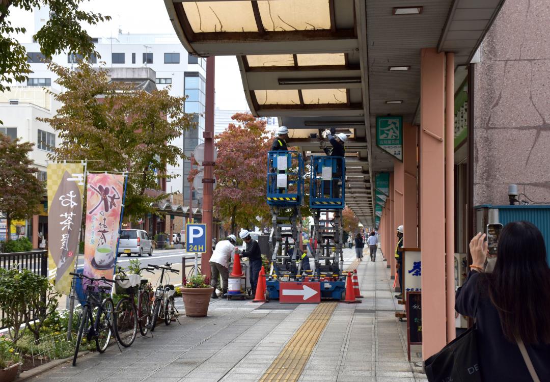 撤去が進むアーケード＝１５日、水戸市南町