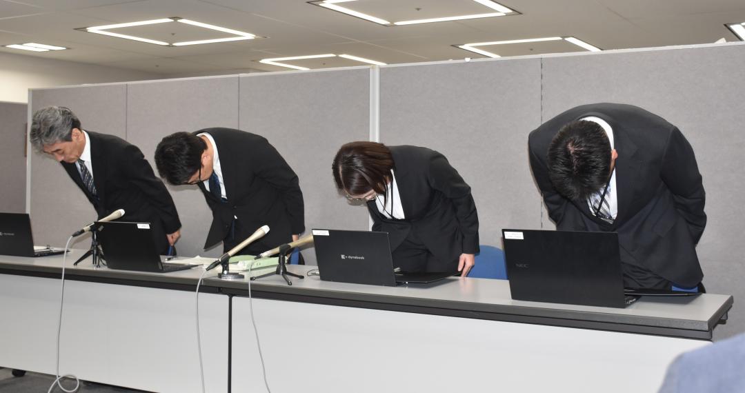 県立高の男性教諭の懲戒免職を発表し、不祥事を謝罪する県教育委員会の関係者ら＝県庁