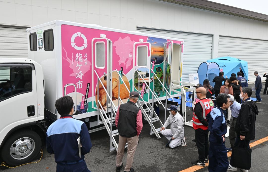 お披露目されたトイレトラックと水循環型シャワー＝龍ケ崎市