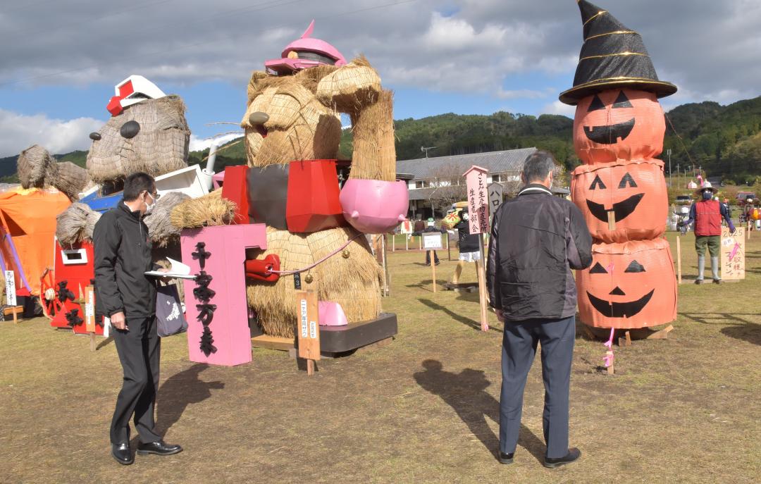 ユニークな手作りかかしの審査会が行われた＝常陸太田市大中町