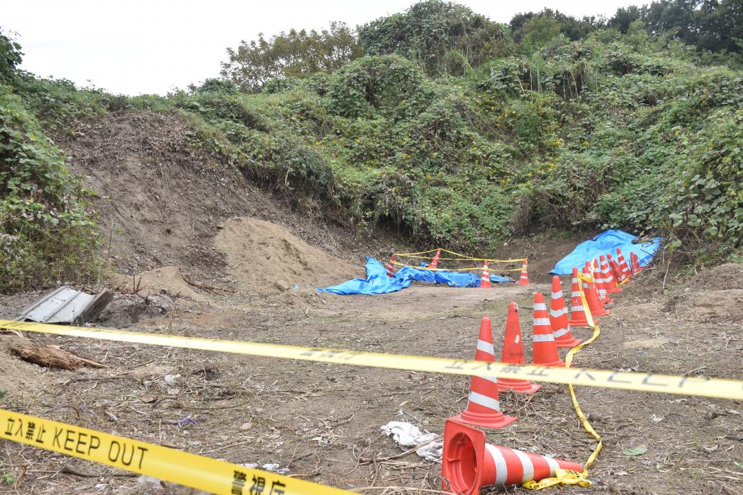 男性の遺体が遺棄された現場=24日午後1時ごろ、境町伏木