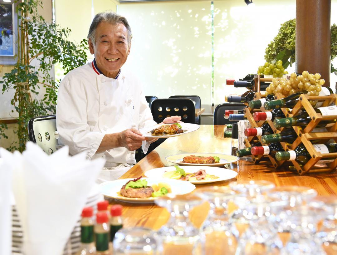 40年以上にわたり料理を提供するレストラン蔵人の大野栄次さん。店内は欧州の雰囲気が漂う=常陸大宮市南町