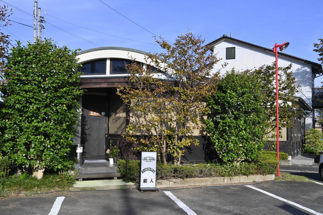 丸い屋根が特徴的な外観