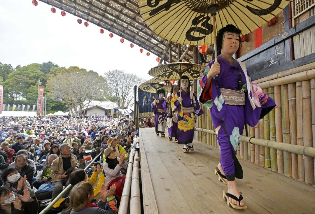 大勢の観客の前で「白浪五人男」を演じる常陸大宮市立大宮北小の児童たち=25日、同市北塩子の塩田地区センターグラウンド