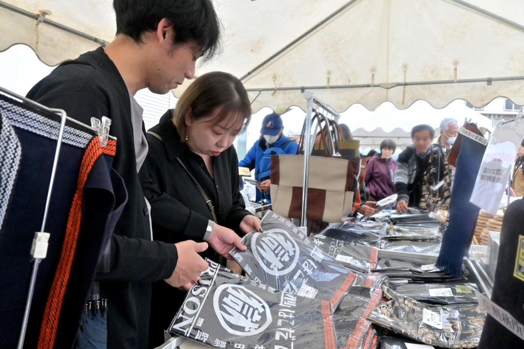 刑務作業製品を見て回る来場者=ひたちなか市市毛