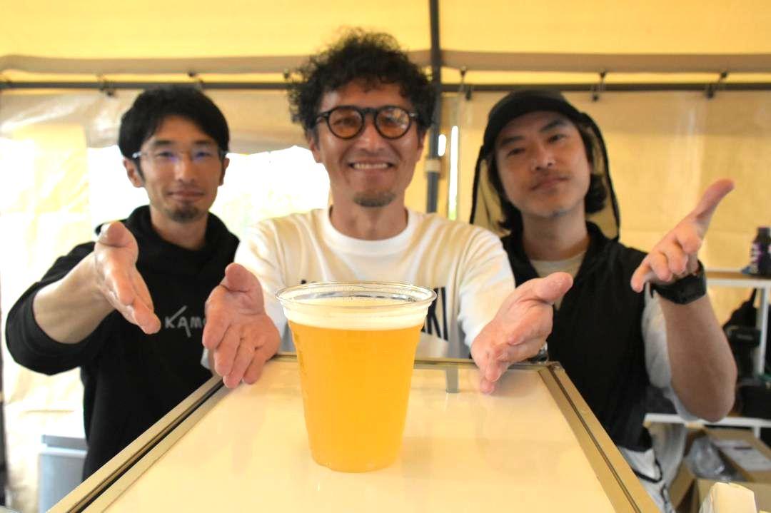 クラフトビールを開発した加島優さん(中央)ら=北茨城市磯原町本町