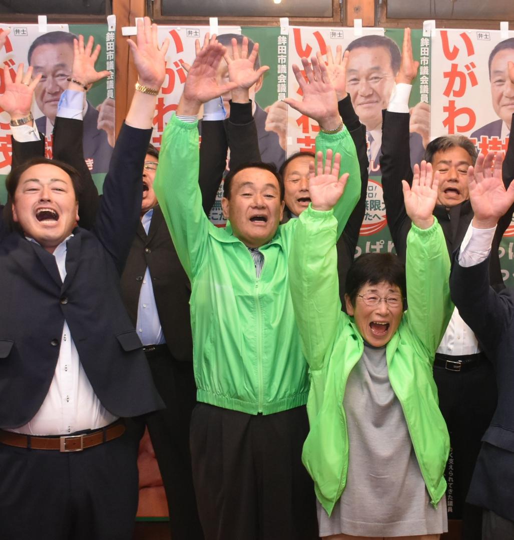 初当選を果たし、支持者らと万歳する井川茂樹氏(中央)=26日午後9時6分ごろ、鉾田市樅山