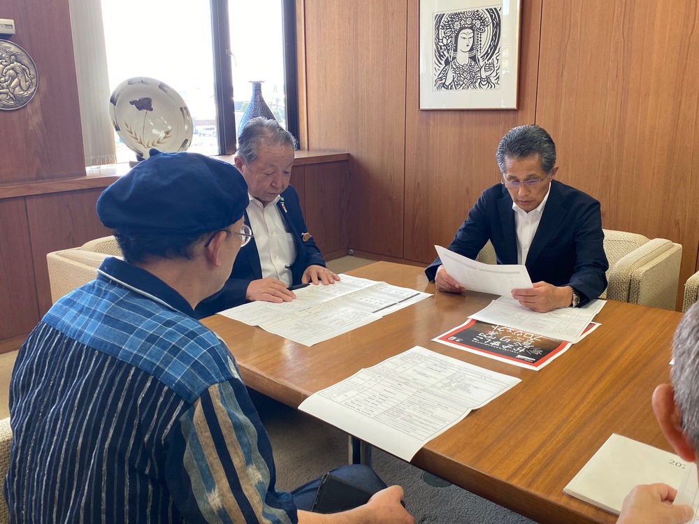 説明を聞く山口伸樹笠間市長と広田茂十郎益子町長(右から)=町役場