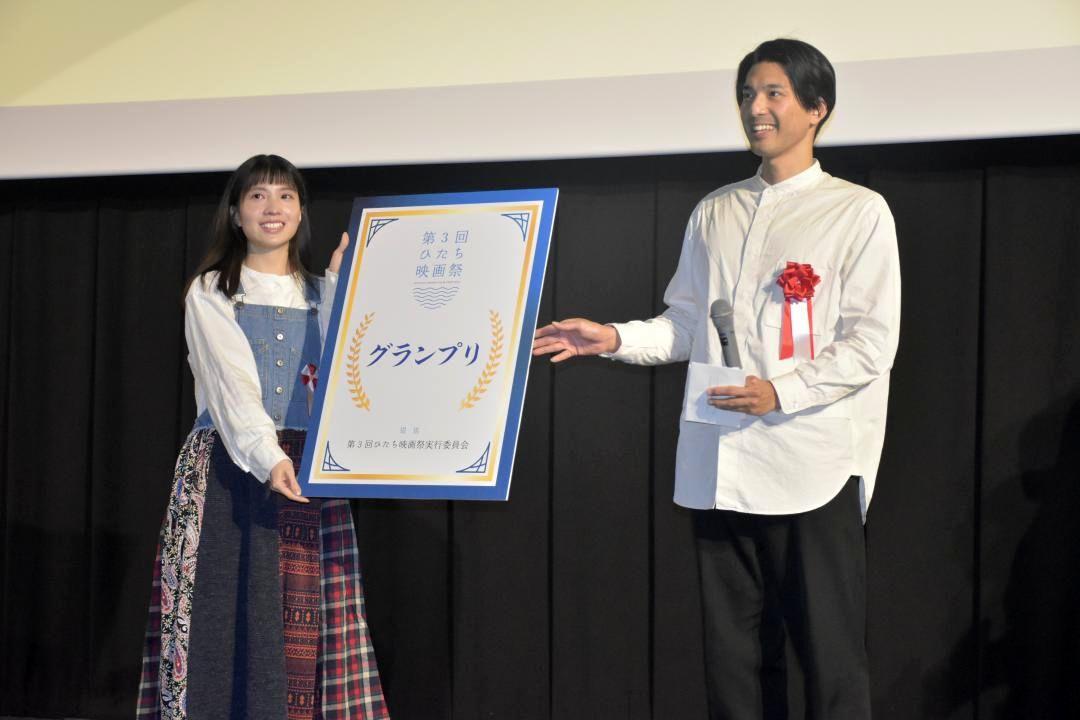 グランプリを受賞した阪上仁美監督(左)=日立市東滑川町