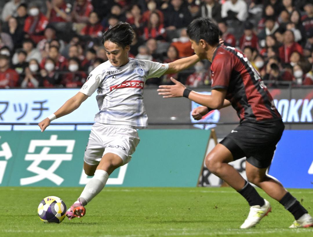 札幌-水戸 前半26分、先制ゴールを決める水戸・斎藤(左)=大和ハウスプレミストドーム