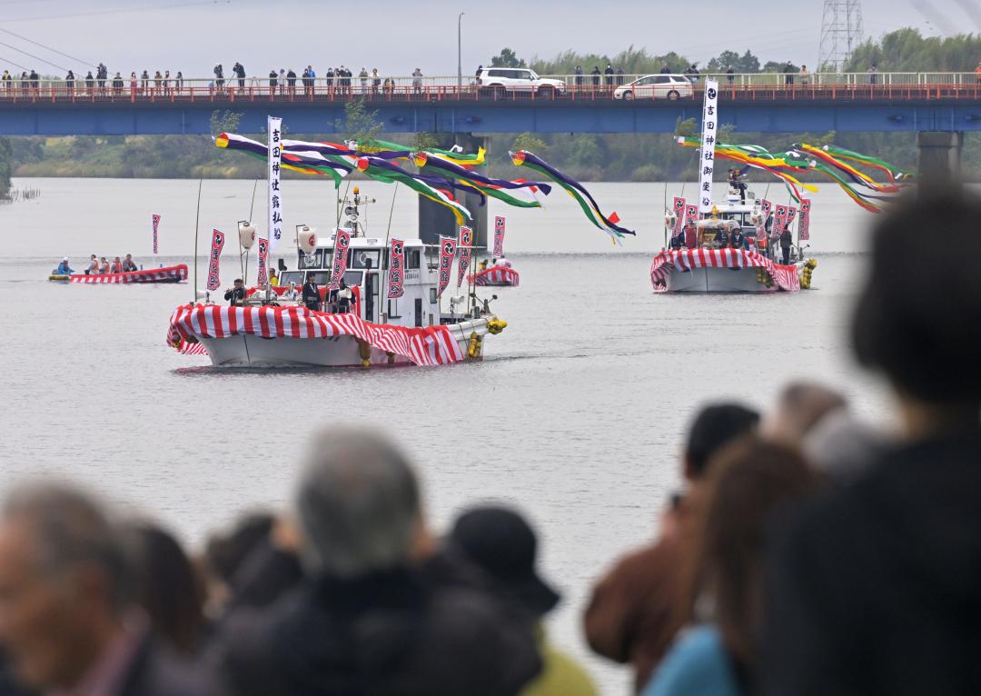 「浜降祭」が復活し、那珂川を進む船=26日朝、水戸市若宮町