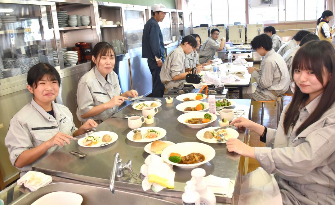 学んだテーブルマナーの知識を生かしながら料理を食べる県立海洋高の生徒ら=ひたちなか市和田町