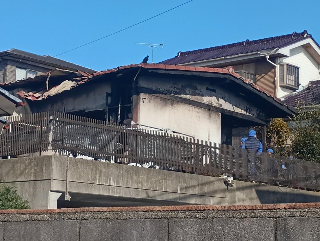 1人の遺体が見つかった火災現場＝29日午前9時7分ごろ、日立市西成沢町